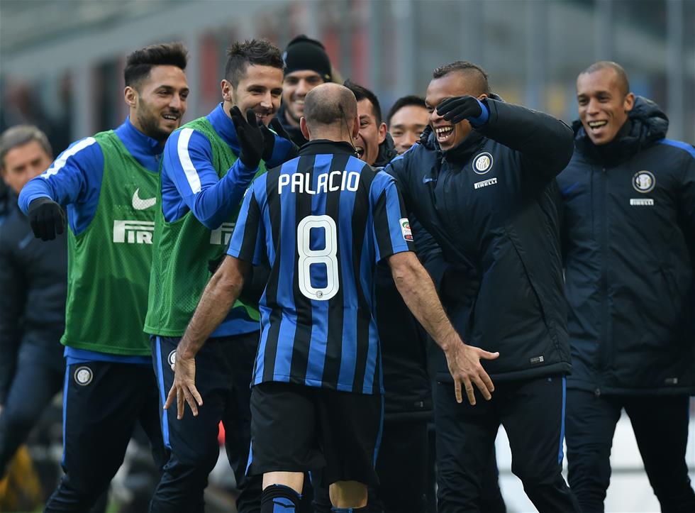 享受圣诞假期！李凯尔更新社媒 晒与家人们的圣诞合照（李凯尔社媒晒与家人圣诞合影，尽享假期温馨时刻）