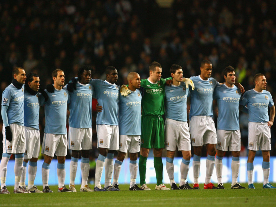 差之毫厘！凯肖恩·乔治中线打板压哨三分命中 可惜先超时了！（压哨绝杀未果：凯肖恩·乔治中线打板三分命中却被判超时）