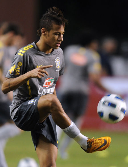 独行侠半场11次失误落后76人，浓眉高效14分8篮板（独行侠半场出现11次失误暂落后76人，浓眉高效砍下14分8篮板）